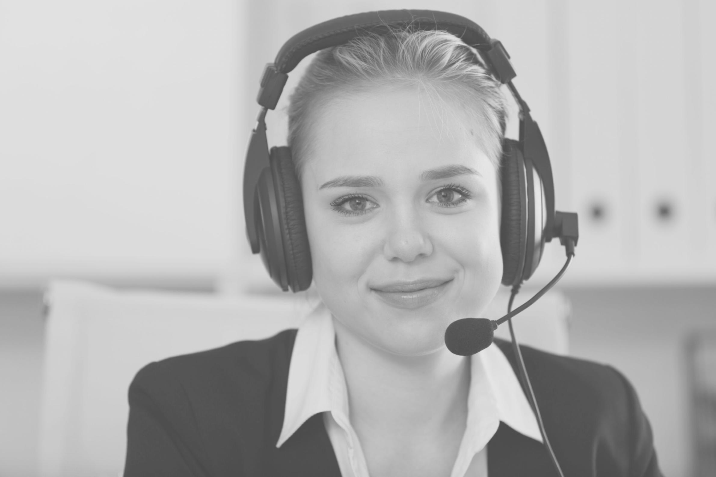 Bütçe planlama araçları ve finansal belgeler üzerinde çalışan kişi