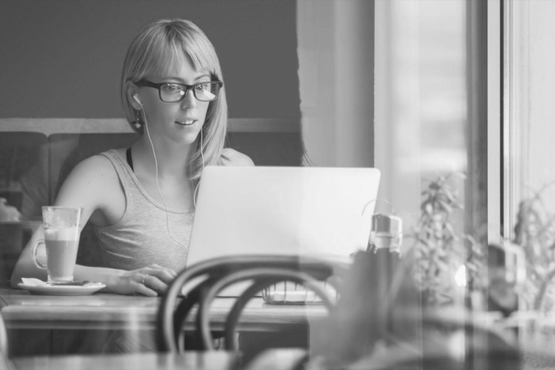 Çevrimiçi topluluk forumu ve öğrenci tartışmaları ekran görüntüsü